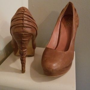 Vince camuto beige leather pumps 9 1/2